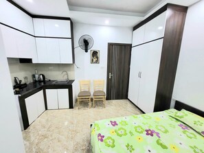 Ropa de cama de alta calidad, colchones con efecto memoria y escritorio 