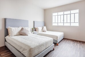 3 slaapkamers, een strijkplank/strijkijzer, gratis wifi, beddengoed