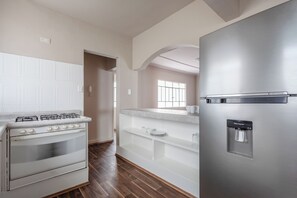 Een koelkast, een microgolfoven, een oven, een kookplaat