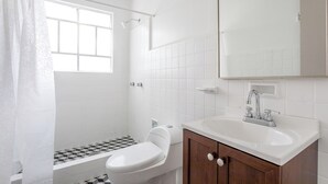 Shower, hair dryer, towels - Bright & Cozy 3BR Apartment in Roma Condesa (Mexico City)