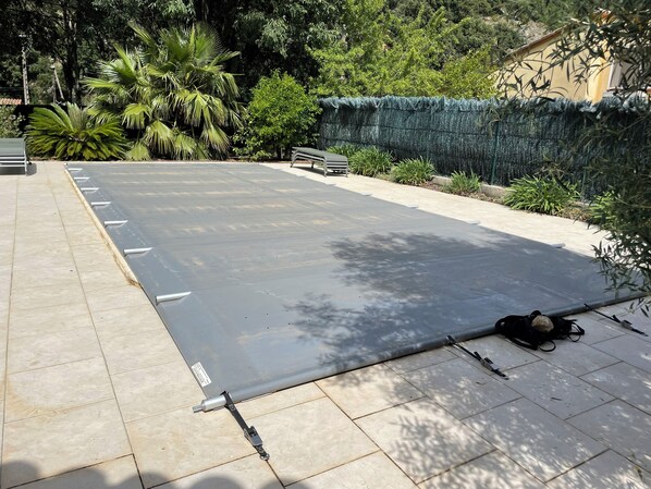 A flat roof with a metal sheet, a metal railing, and a black bag on the ground. - Magnifiquement calme, villa spacieuse de 4 chambres avec piscine privée (Sorède)