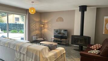 TV connectée, table de tennis de table, livres