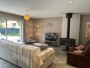 TV connectée, table de tennis de table, livres