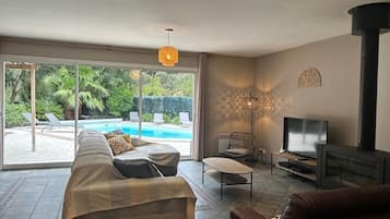 TV connectée, table de tennis de table, livres