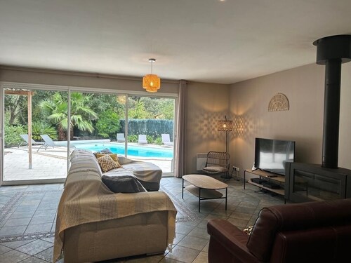 Magnifiquement calme, villa spacieuse de 4 chambres avec piscine privée