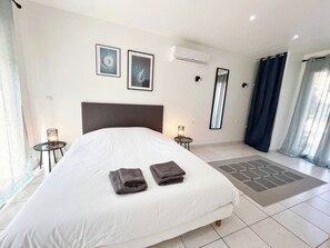 4 chambres, bureau, fer et planche Ă repasser, lit parapluie