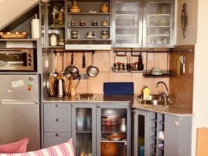 Fridge, oven, stovetop, coffee/tea maker