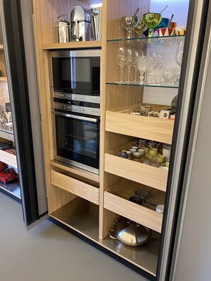 Réfrigérateur, micro-ondes, four, plaque de cuisson