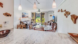 Una sala de estar moderna con encimera de mármol, muebles de madera y vistas al exterior.