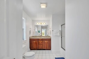 Douche, sèche-cheveux, shampoing