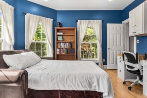 4 habitaciones, escritorio, tabla de planchar con plancha y wifi