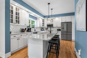 Fridge, microwave, oven, stovetop - Beautiful Bar Harbor Home! New! (Bar Harbor)
