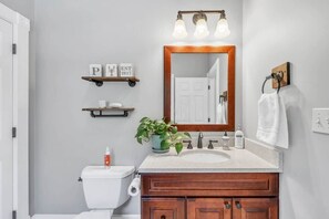 Douche, sèche-cheveux, shampoing