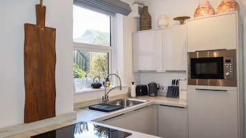 Fridge, dishwasher, cookware/dishes/utensils