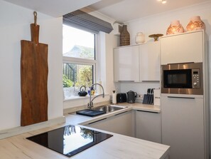 Kühlschrank, Geschirrspüler, Kochgeschirr/Geschirr/Besteck