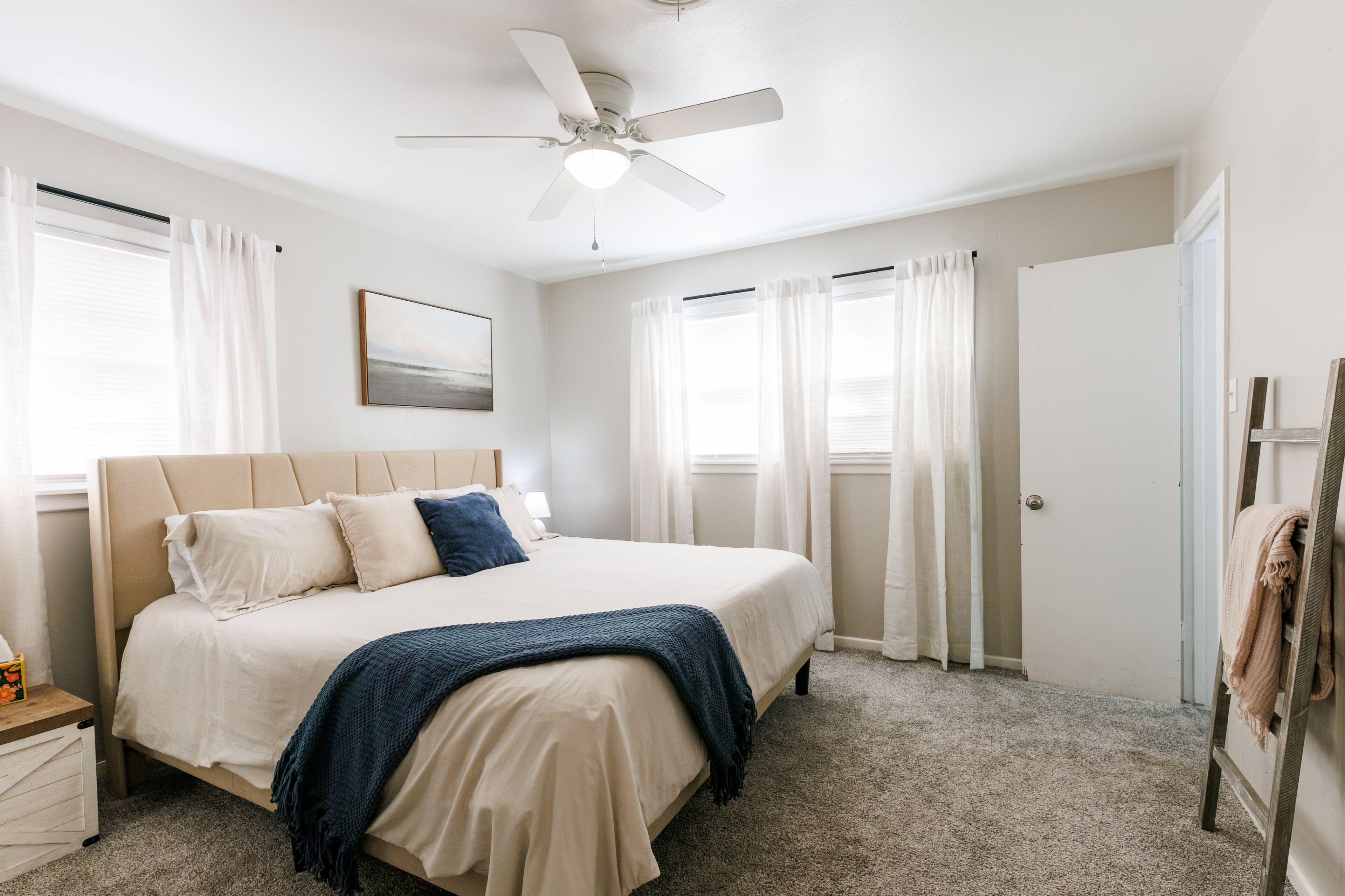 3 bedrooms, desk, iron/ironing board, travel cot