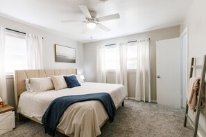 3 habitaciones, escritorio y tabla de planchar con plancha 