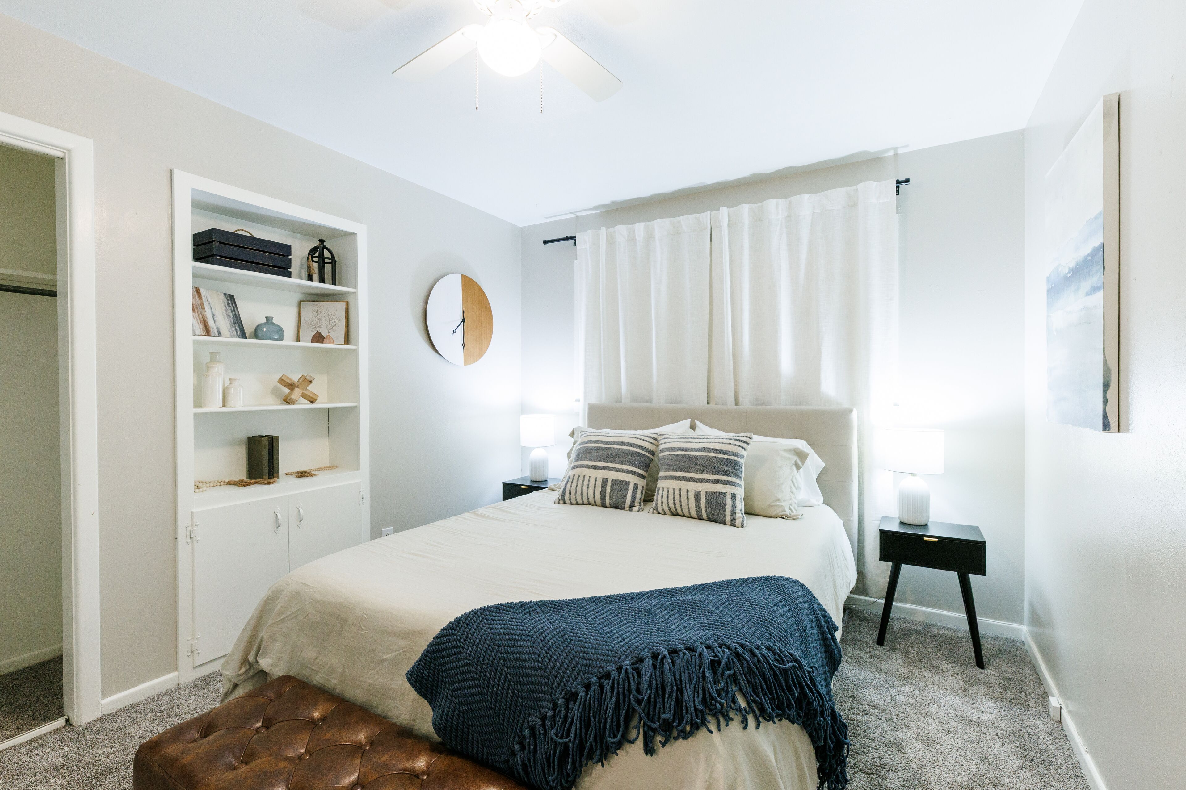 3 soverom, skrivebord, strykejern/-brett og reiseseng for barn