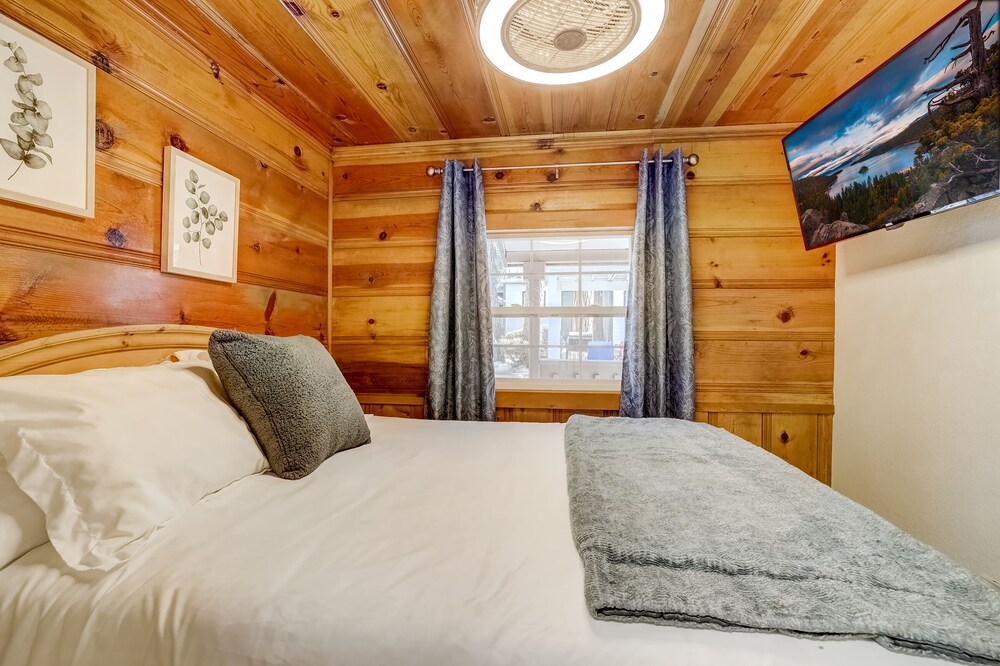 Walking distance to the lake, restaurants, shops, Gondola & more