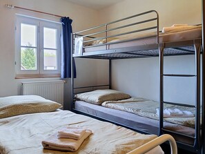 3 bedrooms, desk, WiFi