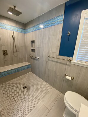 Haartrockner, Handtücher, Toilettenpapier
