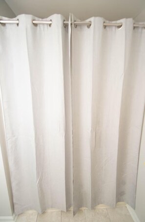 House | Bathroom | Shower, towels - House - Sleeps 9 - Parking - Patio (North Little Rock)