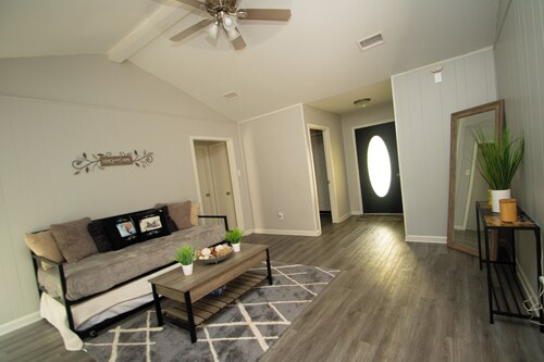 House - Sleeps 9 - Parking - Patio