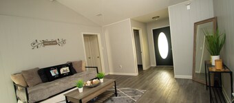 House - Sleeps 9 - Parking - Patio