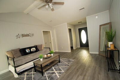 House - Sleeps 9 - Parking - Patio