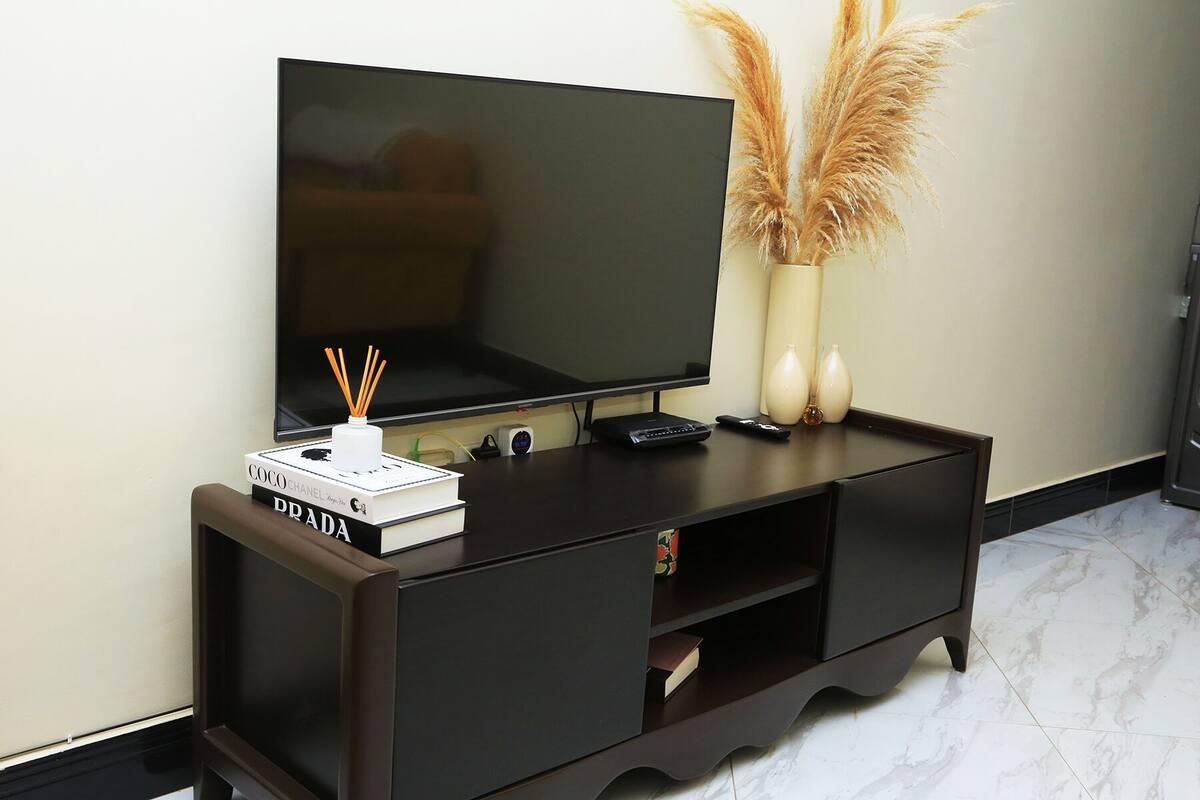 Deluxe Apartment, 1 King Bed, Balcony, City View | Living area
