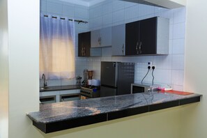 Apartamento estándar, 1 cama de matrimonio grande, vistas a la ciudad | Cocina privada | Frigorífico, microondas, horno y lavavajillas