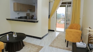 Standard Apartment, 1 King Bed, City View | Living area