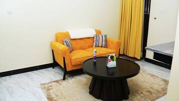 Standard Apartment, 1 King Bed, City View | Living area