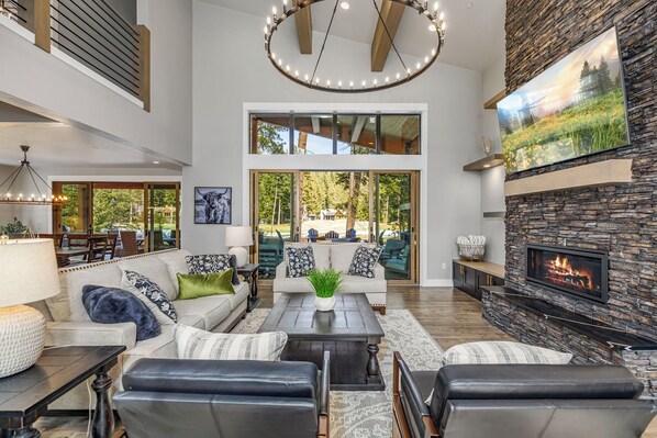 Älytelevisio, takka, pöytäjalkapallopöytä