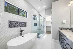 Baignoire, sĂšche-cheveux, serviettes fournies