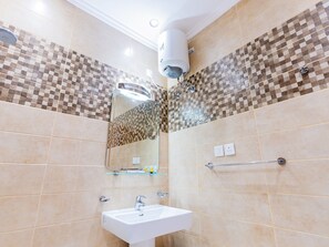 Suite | Badkamer | Een douche, gratis toiletartikelen, handdoeken, zeep