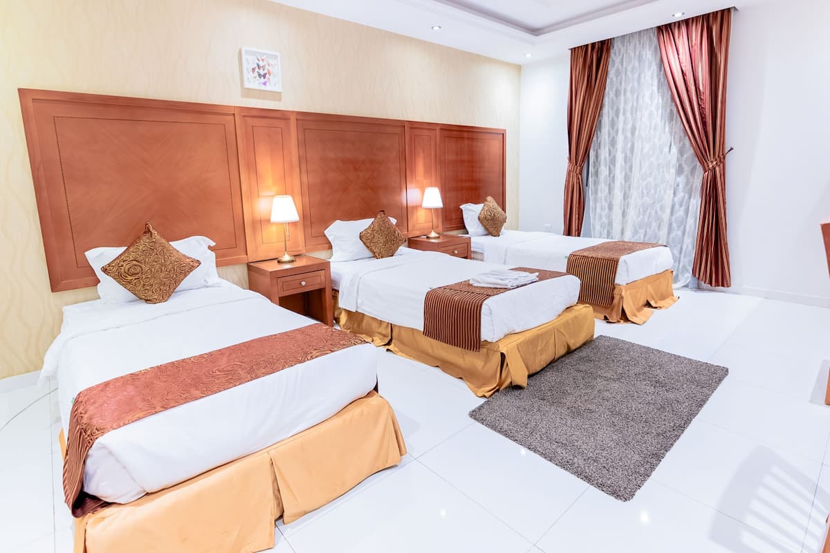 Three Bedroom Suite | 1 slaapkamer, een minibar, een bureau, een laptopwerkplek