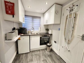 Private kitchen - Home From Home The Den Colnbrook (Slough)
