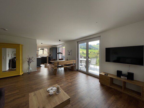 TV connectée, livres, chaîne hi-fi