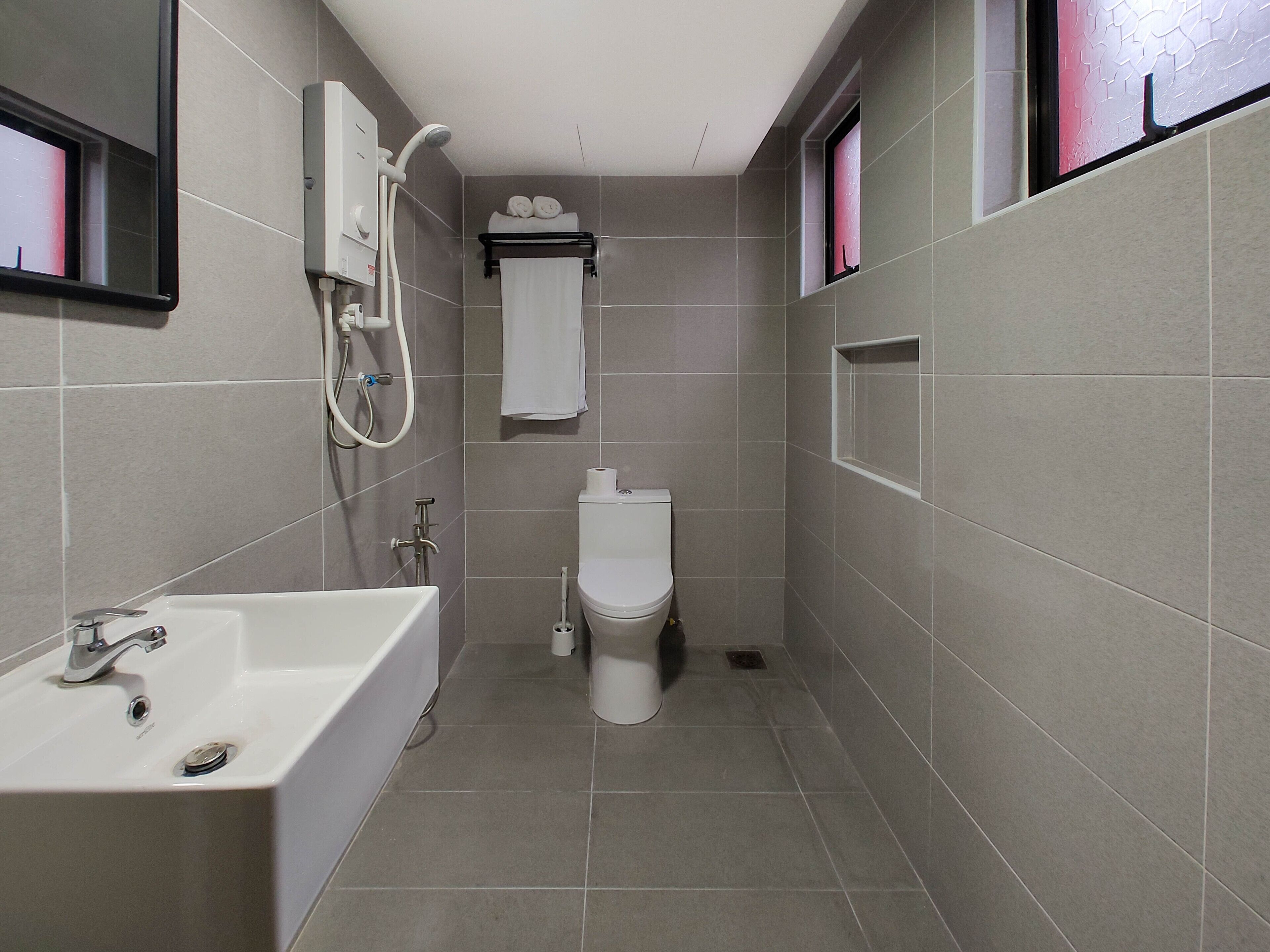 Shower, free toiletries, hair dryer, bidet