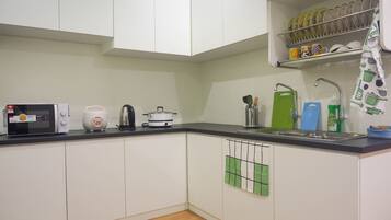 Lemari es besar, microwave, kompor, dan ketel listrik