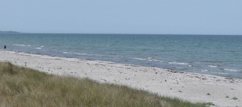 Well-maintained pool house with whirlpool and sauna