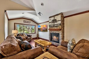 Smart TV, fireplace, video games - Walk to Gondola & Lake| 4BD Townhome | TW404 (South Lake Tahoe)