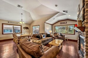 Smart TV, fireplace, video games - Walk to Gondola & Lake| 4BD Townhome | TW404 (South Lake Tahoe)