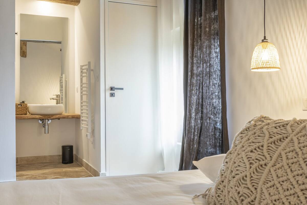 Premium bedding, in-room safe, individually decorated