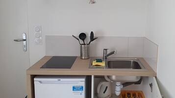 Een koelkast, een microgolfoven, een kookplaat