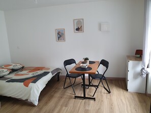 1 habitación, wifi y ropa de cama