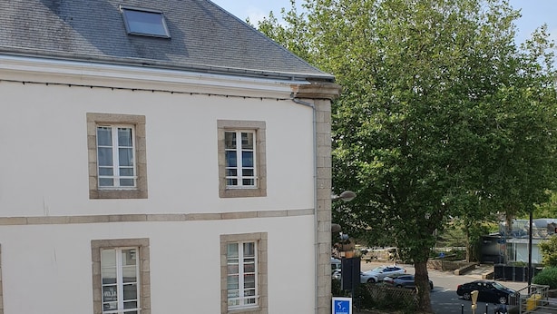 A building with a sign reading "BANQUE POPULAIRE" and a bicycle lane.