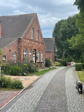 المنطقة المحيطة بالمنشأ ة