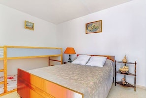 1 slaapkamer, een strijkplank/strijkijzer, beddengoed